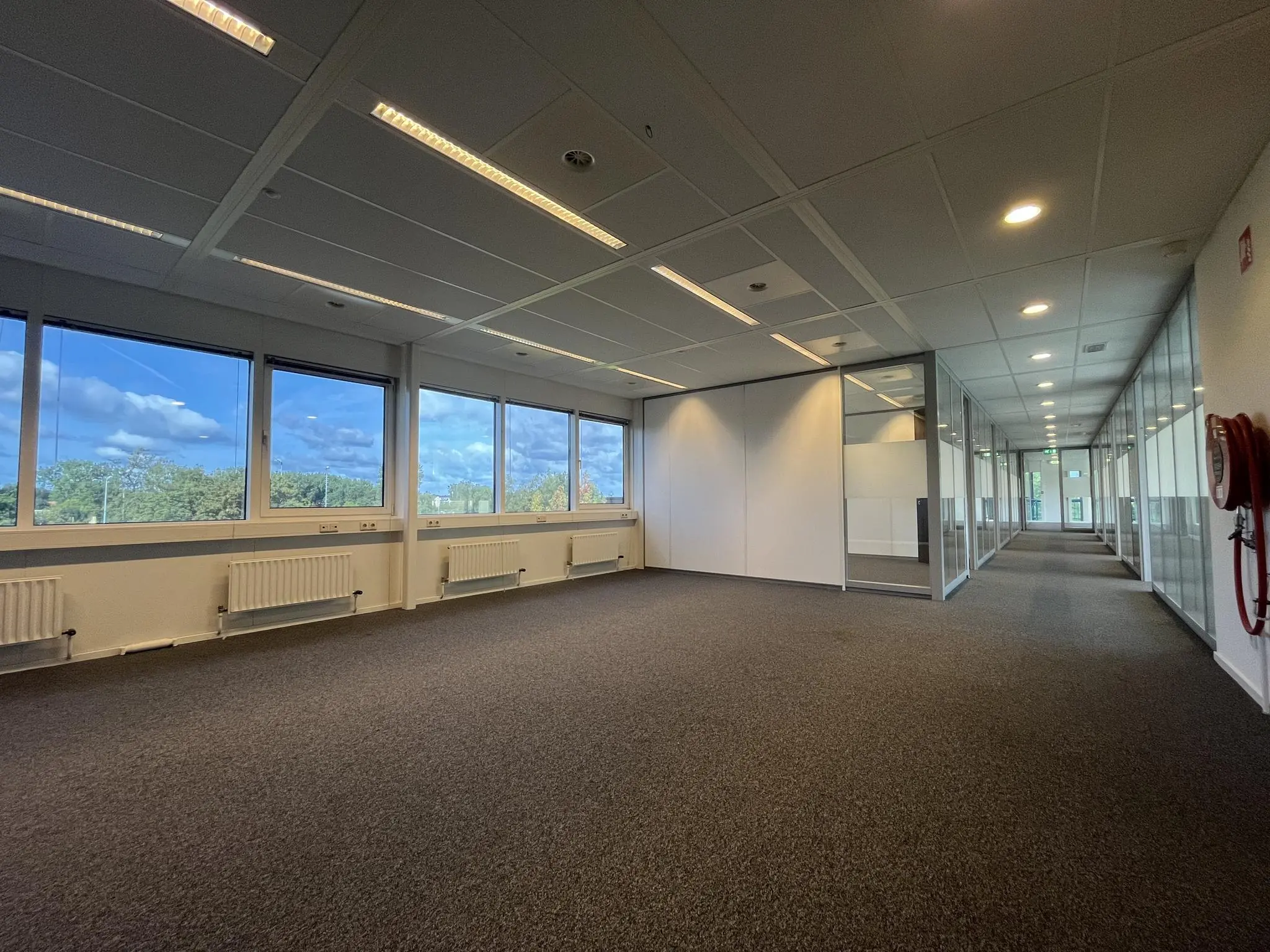 Licht en ruim kantoor aan de Baarnsche Dijk met grote ramen en glazen wanden.